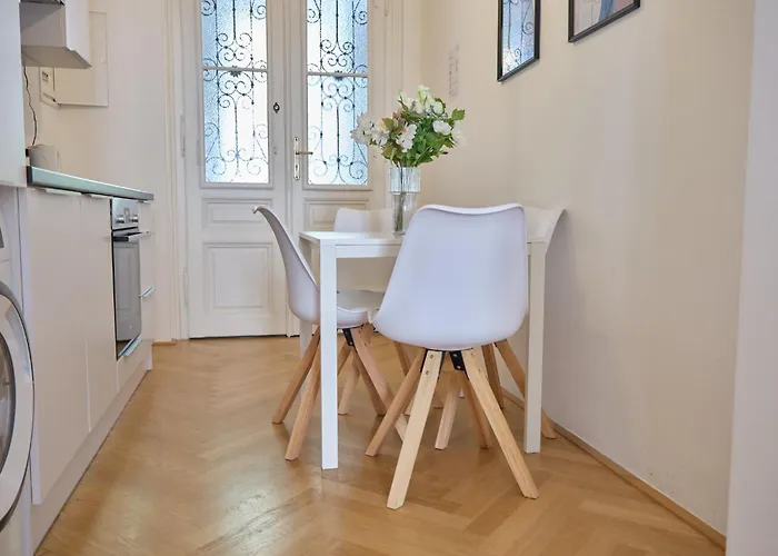 Designer Flat I 5 Minutes To Metro I Fast Wifi *